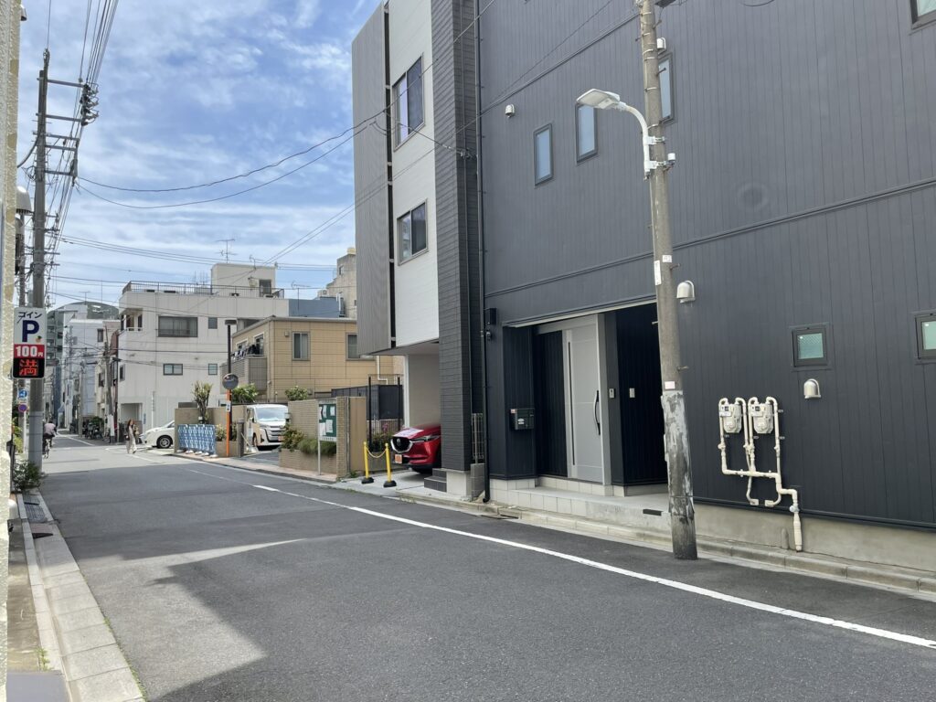 すっきりとした空と、真っすぐ伸びる道。正式な町名はないのに、「山谷」という名は今も人々の口に自然と上がる。