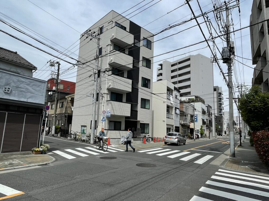 モダンな建物と古い建物が混在する山谷の一角。時代が重なり合う、この街らしい光景。