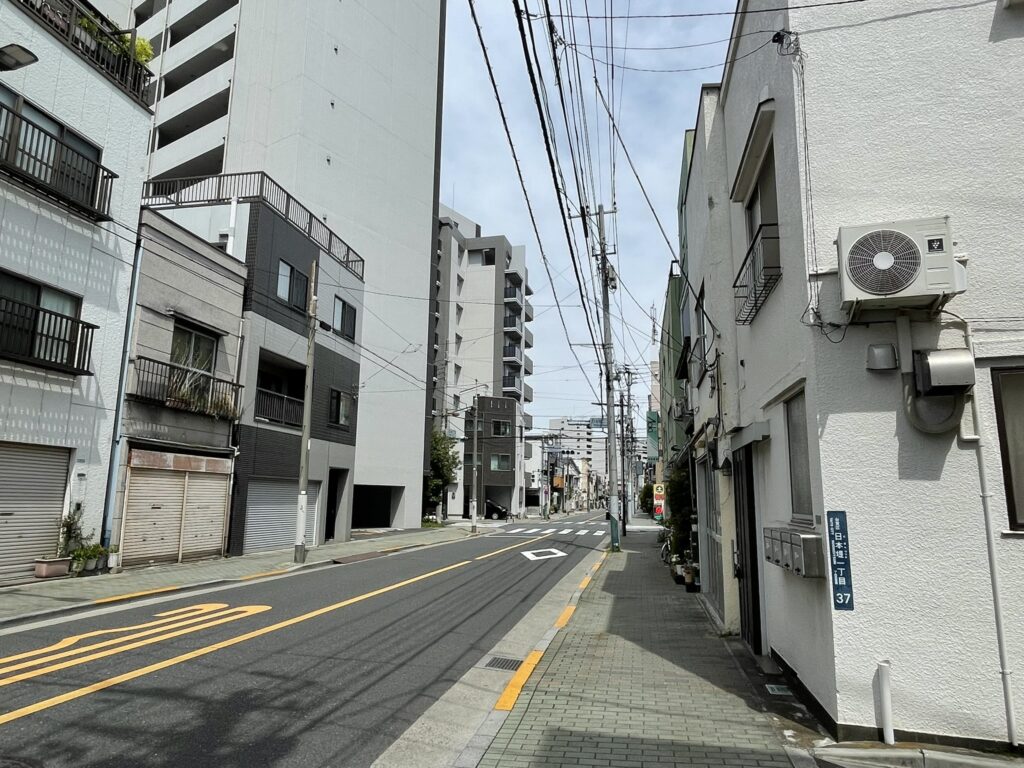 山谷の街角。「三屋(みつや)」や奥州街道など、さまざまな由来の説が残るこの地名は、謎を秘めたまま現代に息づいている。