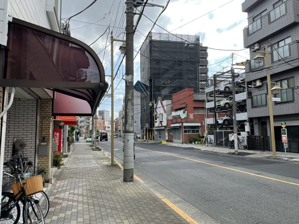 朝の日の出会商店街。開店前の静かな通りに、山谷の一日が始まろうとしている。