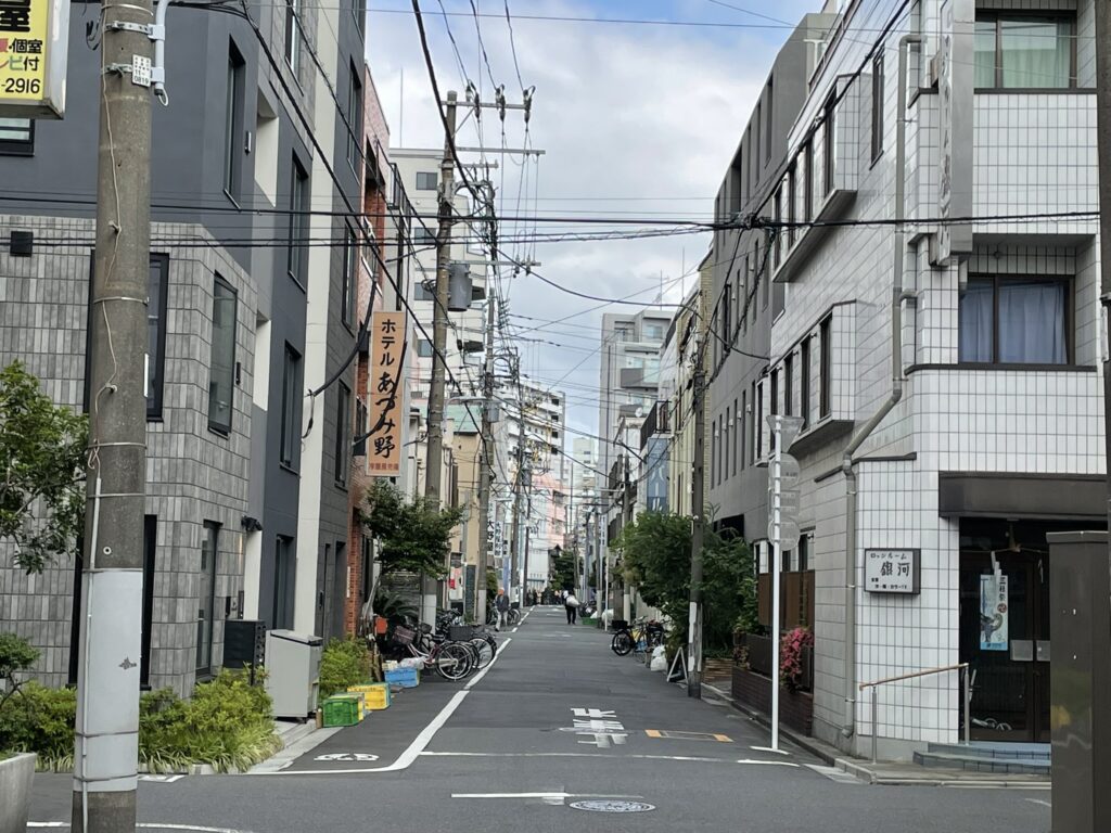 日の出会商店街の路地。昭和の面影を残す建物が連なる風景。