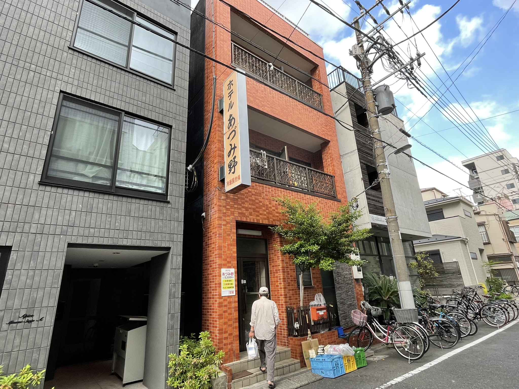 商店街から入った路地の一角にたたずむ旅館。かつて多くの宿泊客を迎えたこの場所で、子供たちも遊んでいた。