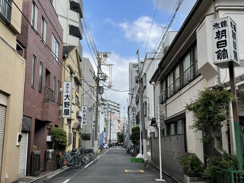 旅館近くの路地の奥へと続く静かな道。早朝の山谷は、穏やかな空気に包まれている。