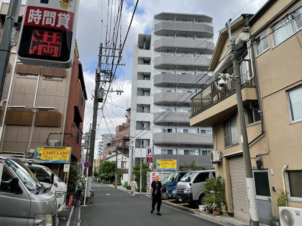 朝の街並み。以前は旅館や個人宅が多かった。今は、マンションや駐車場も増えている。