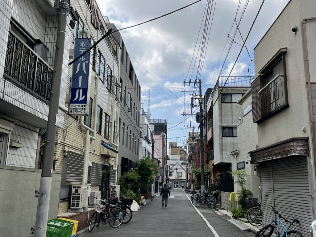 商店街から路地へと入ったところ。山谷の日常が、ここにある。