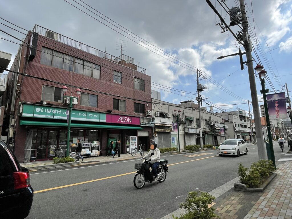 アサヒ会商店街の朝。かつて塾帰りの子供たちが歩いたこの通りに、温かな記憶が残る。