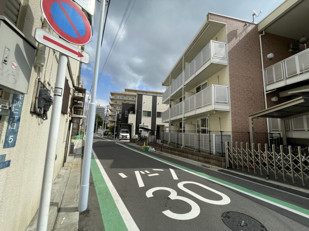 商店街から路地へ。かつての中学校へと続く道。