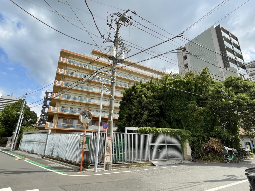 もとは公立の中学校だった校舎。現在は高齢者施設として、今も地域の人々の暮らしを支え続けている。