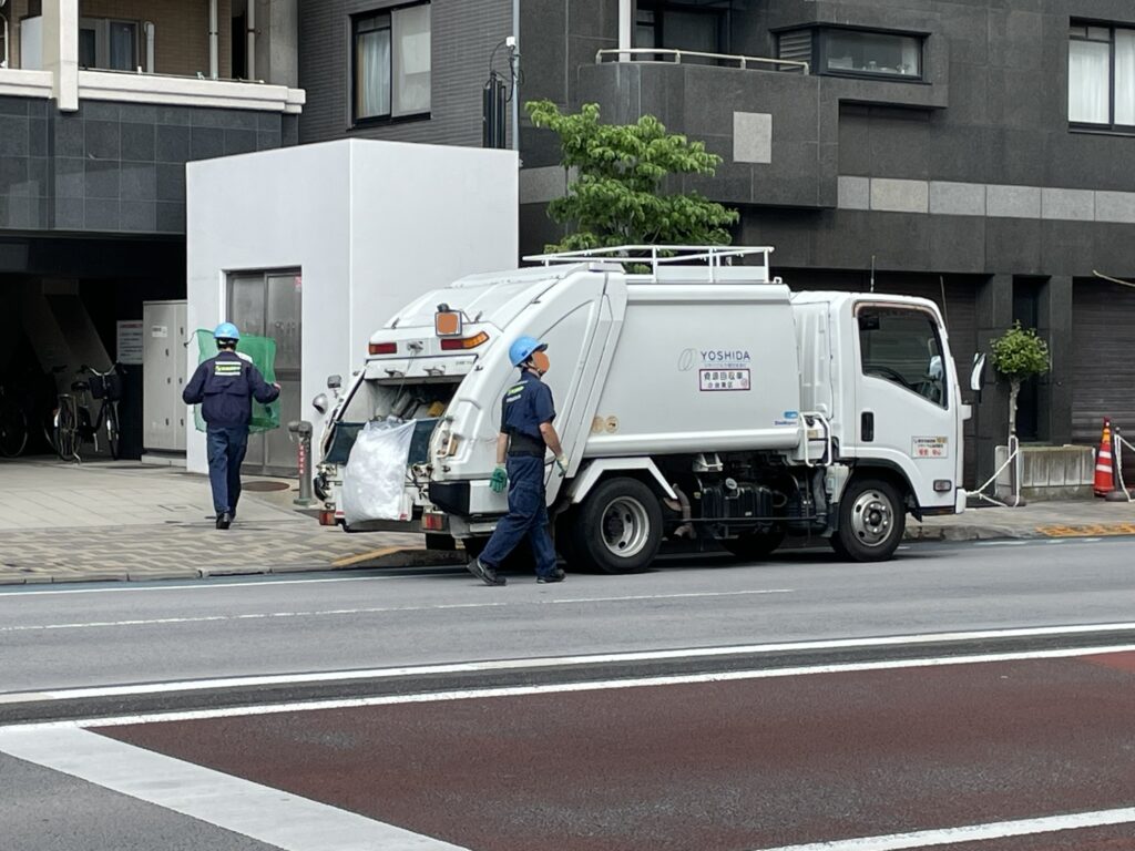 今日はゴミ収集日。早朝から地域の美化のために働くゴミ収集スタッフの方々の姿。街の清潔はこうして守られている。