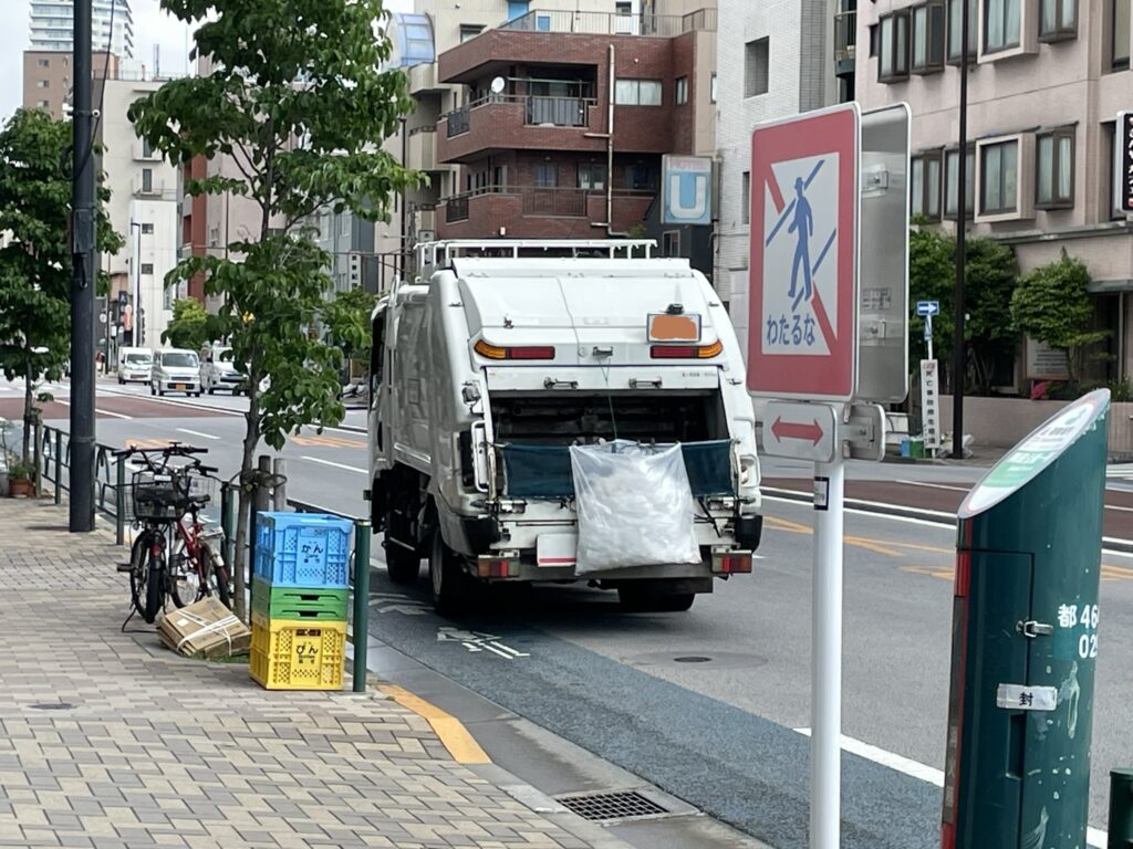 朝の山谷。ゴミ収集車が静かな通りを走る。見えないところで街を支える人たちがいる。