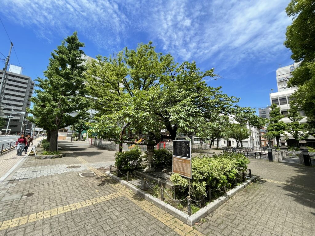 花川戸公園の全景。青空のもと、緑豊かな木々が広がる静かな公園。現在は子供たちが遊ぶ憩いの場となっている。