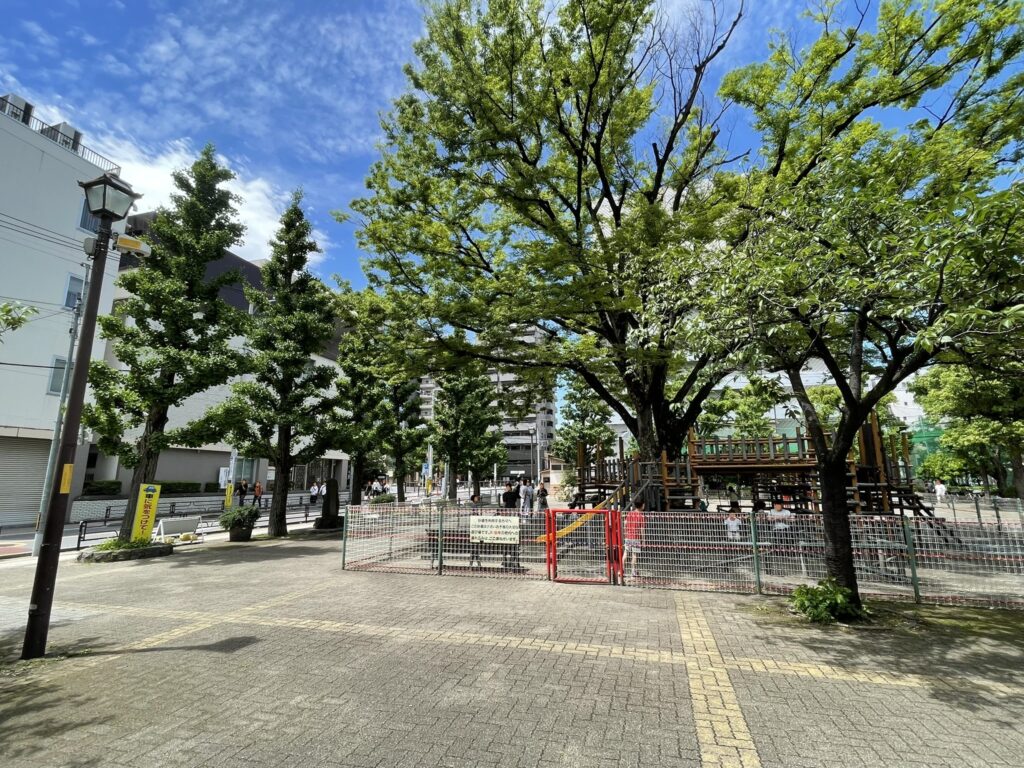 公園中央の広場。黄色い点字ブロックの歩道が整備され、現在は地域に開かれた公園として親しまれている。
