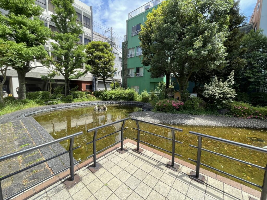 池に沿って続く遊歩道。手すりが設けられた歩きやすい道が、公園内をゆったりと巡れる空間を作り出している。