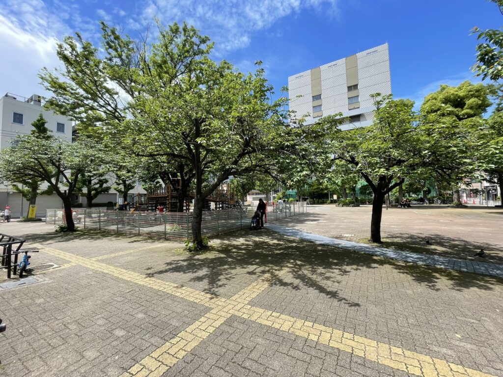 木漏れ日が差し込む公園。千人もの命を奪ったとされる荒野「浅茅ヶ原」の面影はなく、今は穏やかな緑が広がっている。