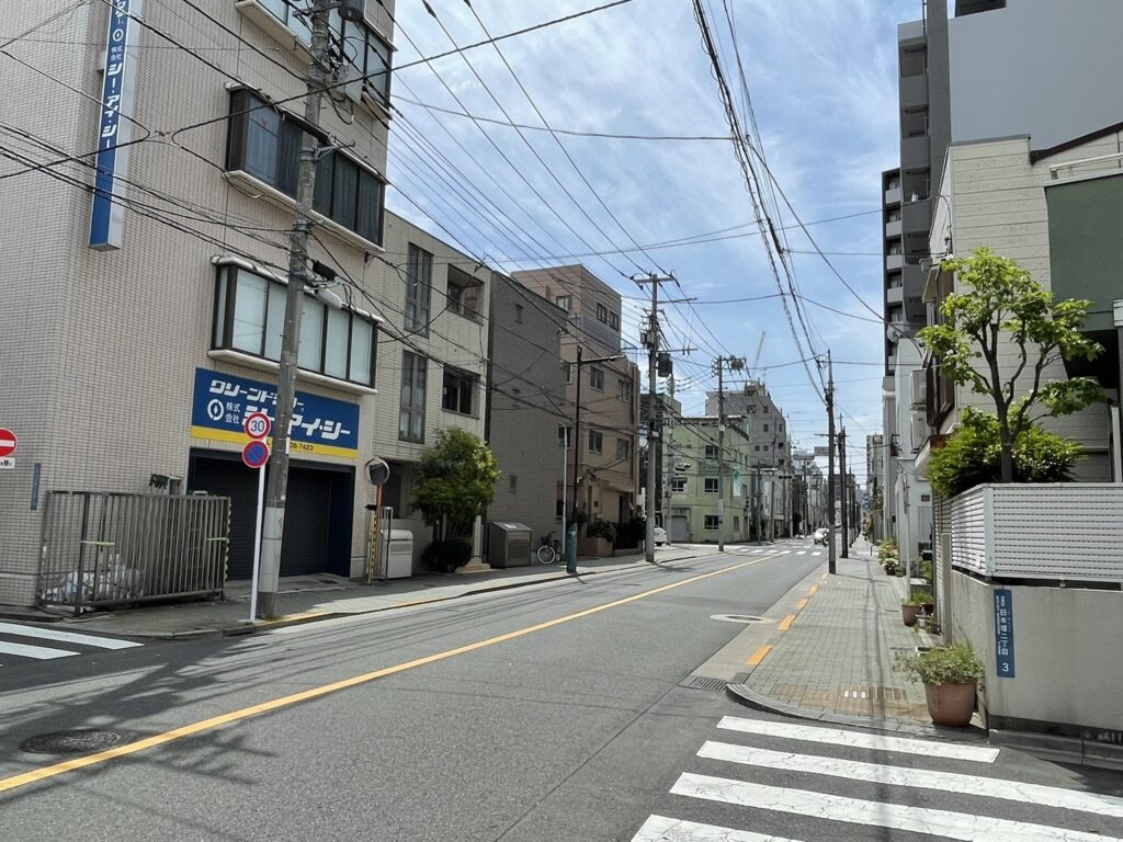 どこまでも続く平坦な道。「山」も「谷」もない山谷の地形を、そのまま体現しているような一枚。