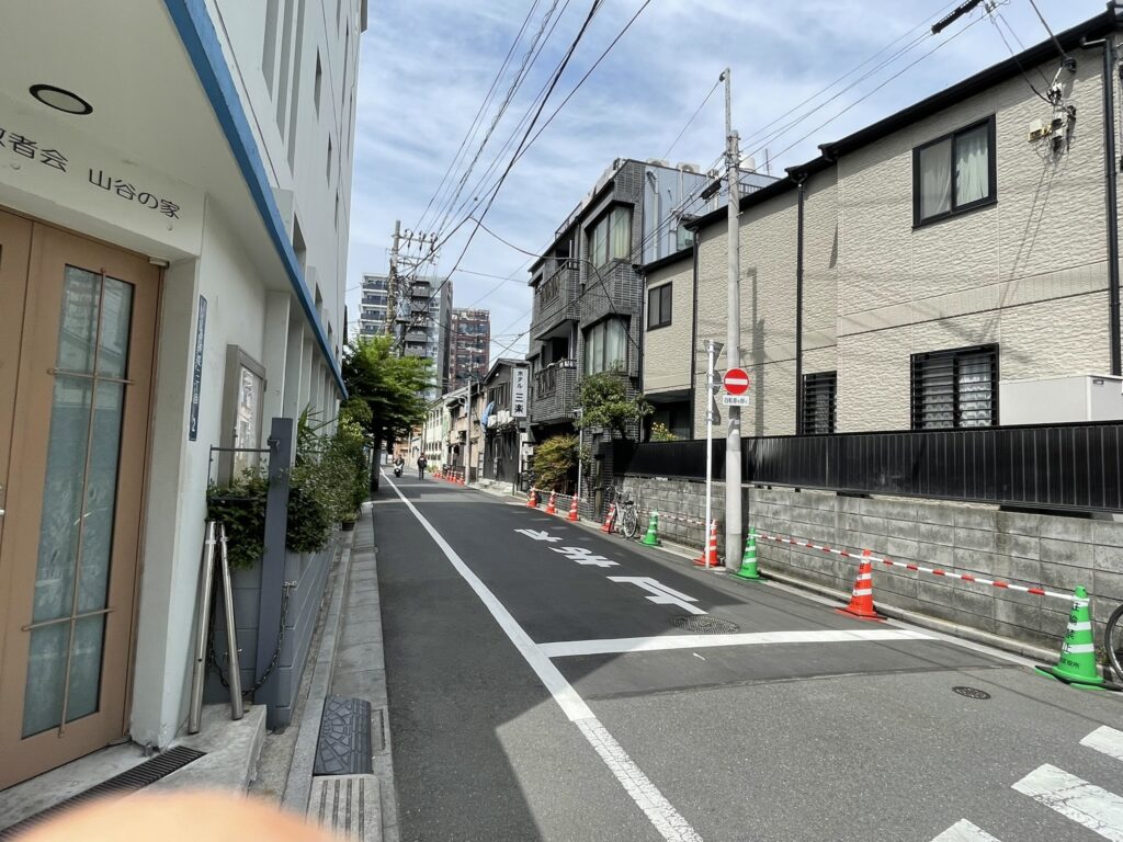 工事中のコーンが置かれた静かな通り。今も変化し続ける山谷の街の、ある日常の風景。