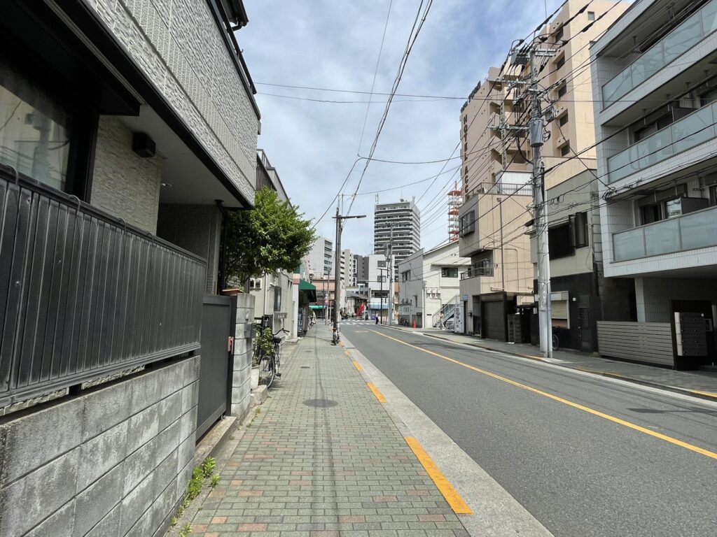 細い路地の奥へと続く道。江戸時代から人々が行き交ったこの街の、時間の積み重なりが伝わる。