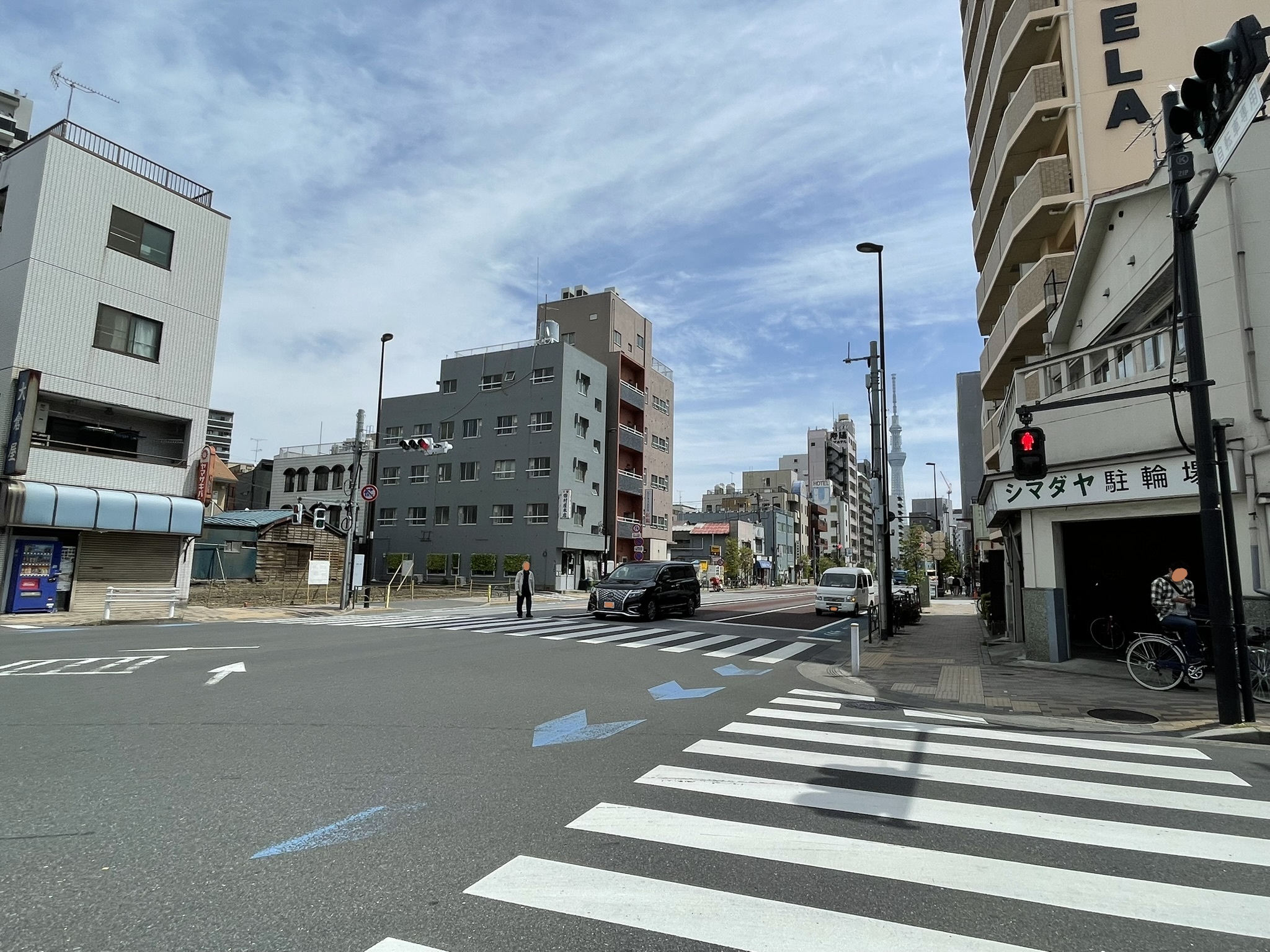 広い交差点と青空。清川・日本堤・東浅草など、複数の町名にまたがる山谷の広がりが伝わる風景。