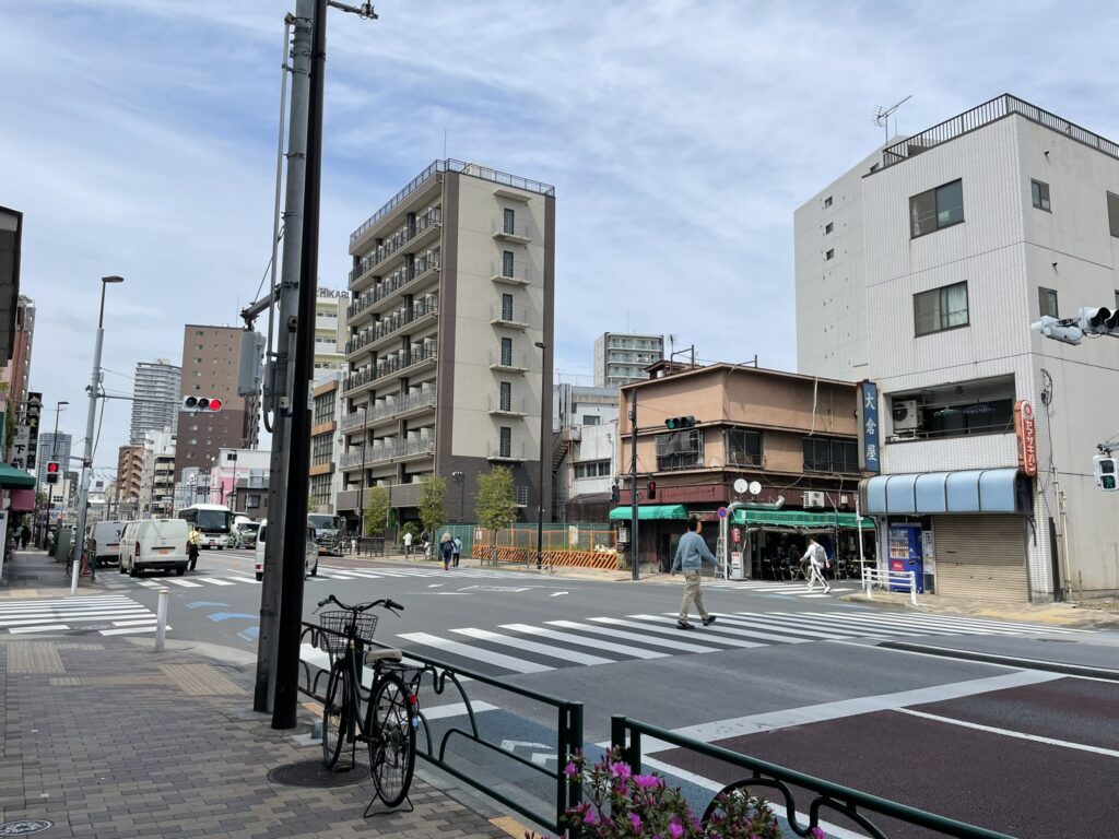 自転車が停められた街角。1日単位で働く人々が行き交った時代から、今も生活の息づかいが続いている。