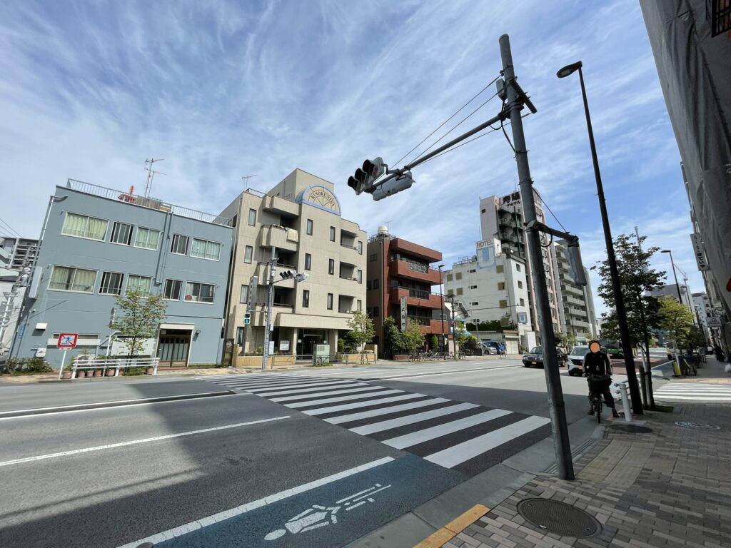 信号機と広い空が印象的な一枚。高度経済成長期に大きく変貌したこの街の、現在の姿。