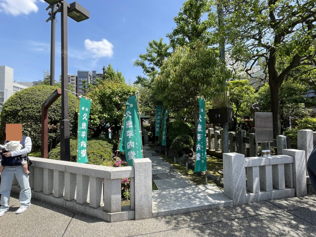 浅草寺境内に立つ久米平内堂の全景。