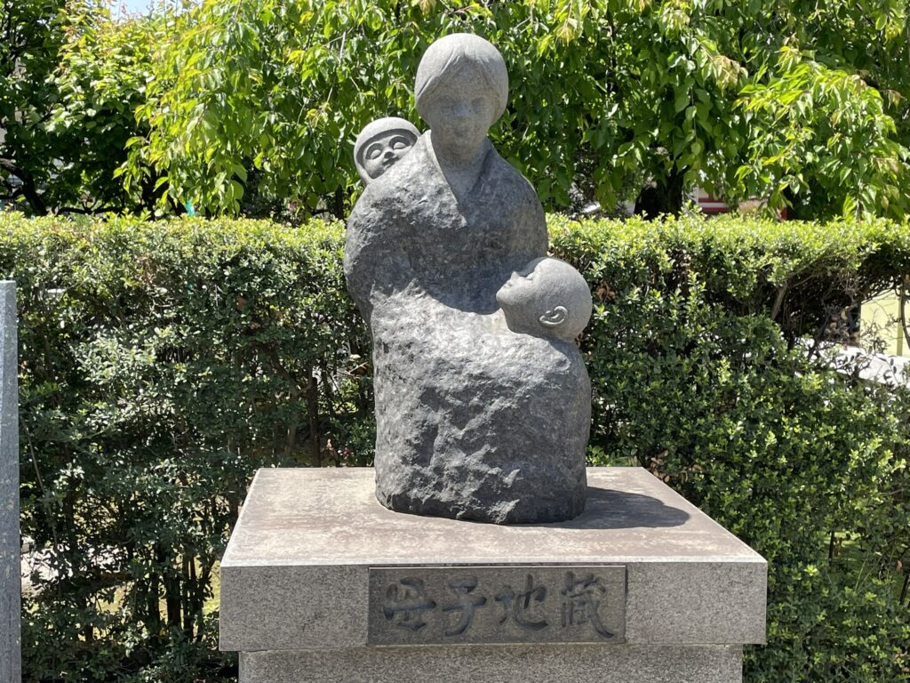 浅草寺境内の母子地蔵を正面から撮影した様子。