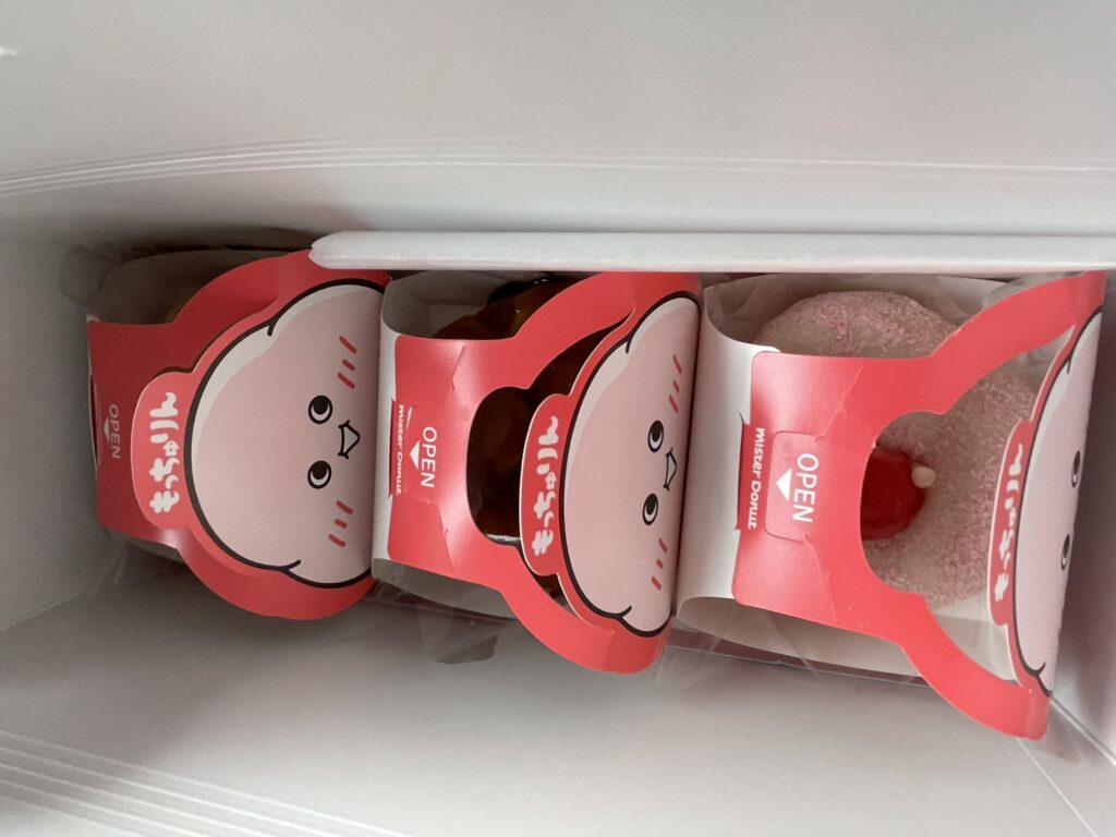 箱を開けると、赤いケースに入ったもっちゅりんが並んでいる。ひとつずつ、可愛いケースに入っている。