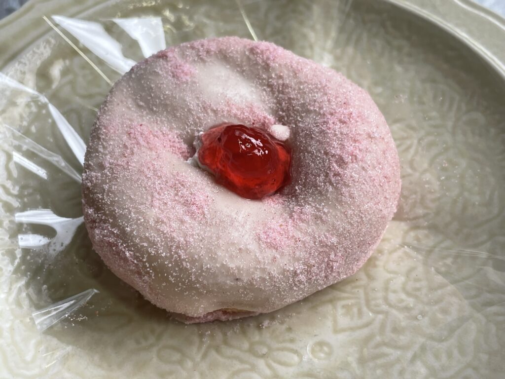 【もっちゅりんいちご】もちもちの生地の間に、ジャムのような甘酸っぱいイチゴと、ホイップクリームが入っている。