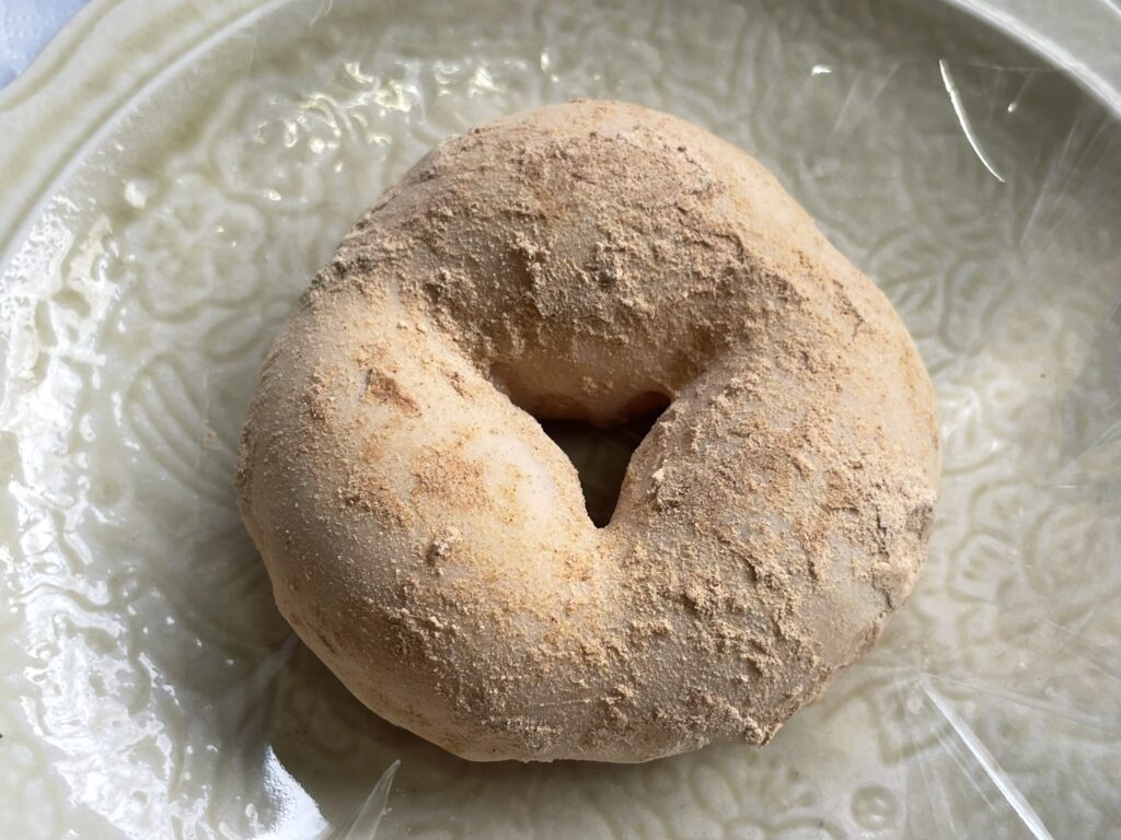 【もっちゅりんきなこ】きなこをまぶした、もちもちの和風ドーナツ。優しい味わい。