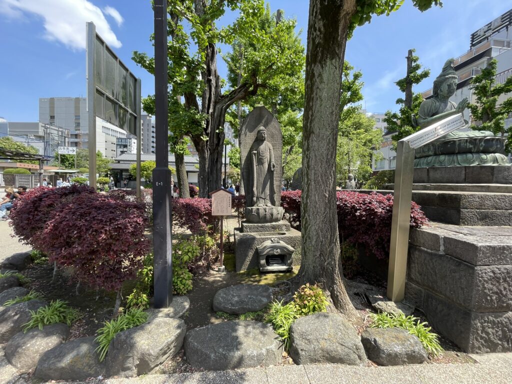 木々の間から望む浅草寺境内の「阿弥陀如来像」