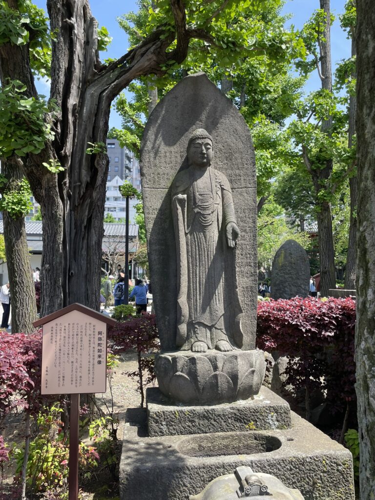 浅草寺境内に立つ「阿弥陀如来像」の全景。