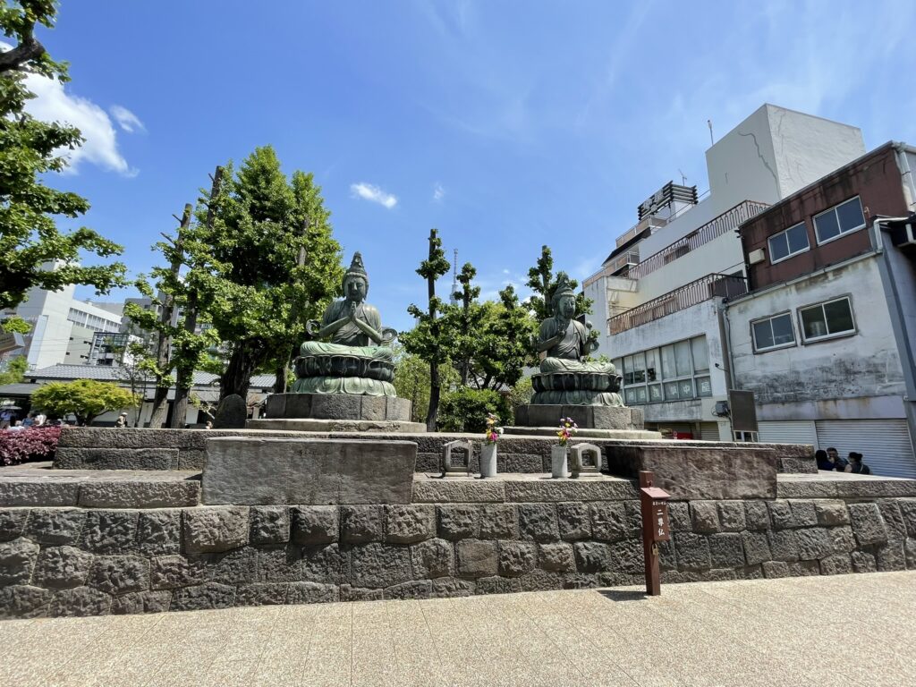 浅草寺境内に並ぶ「二尊仏」を少し離れた場所から撮影した風景。