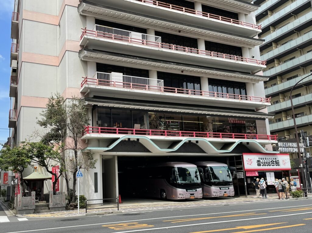 雷5656会館の角に建つ、道引長太郎地蔵尊のお堂。