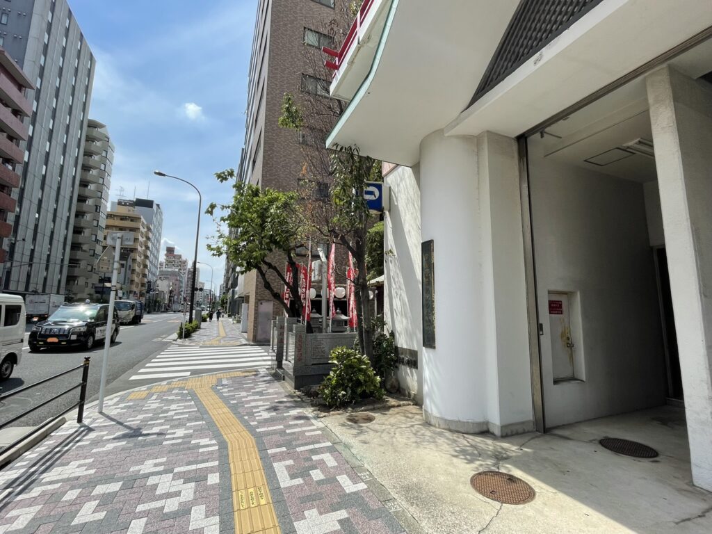 道引長太郎地蔵尊へ続く、言問通りの歩道。