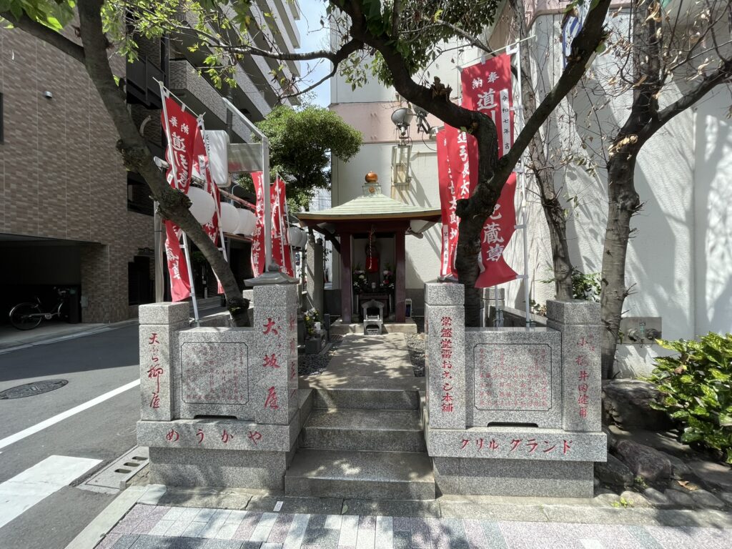 正面から、道引長太郎地蔵尊のお堂を望む。