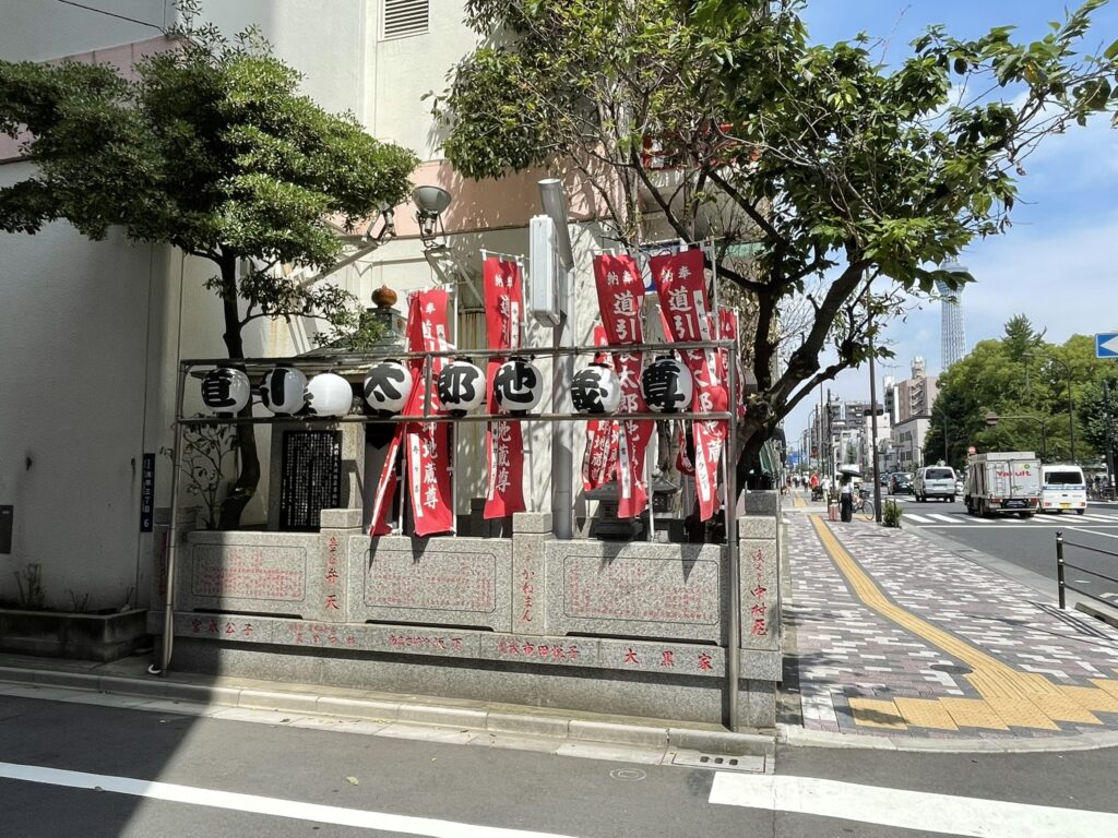 赤い幟が並ぶ、道引長太郎地蔵尊のお堂。