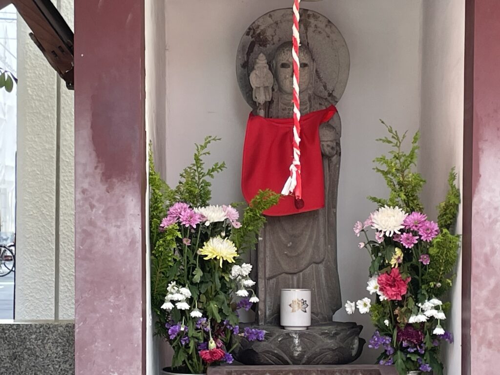 赤い前掛けをかけた、道引長太郎地蔵尊のお地蔵様。