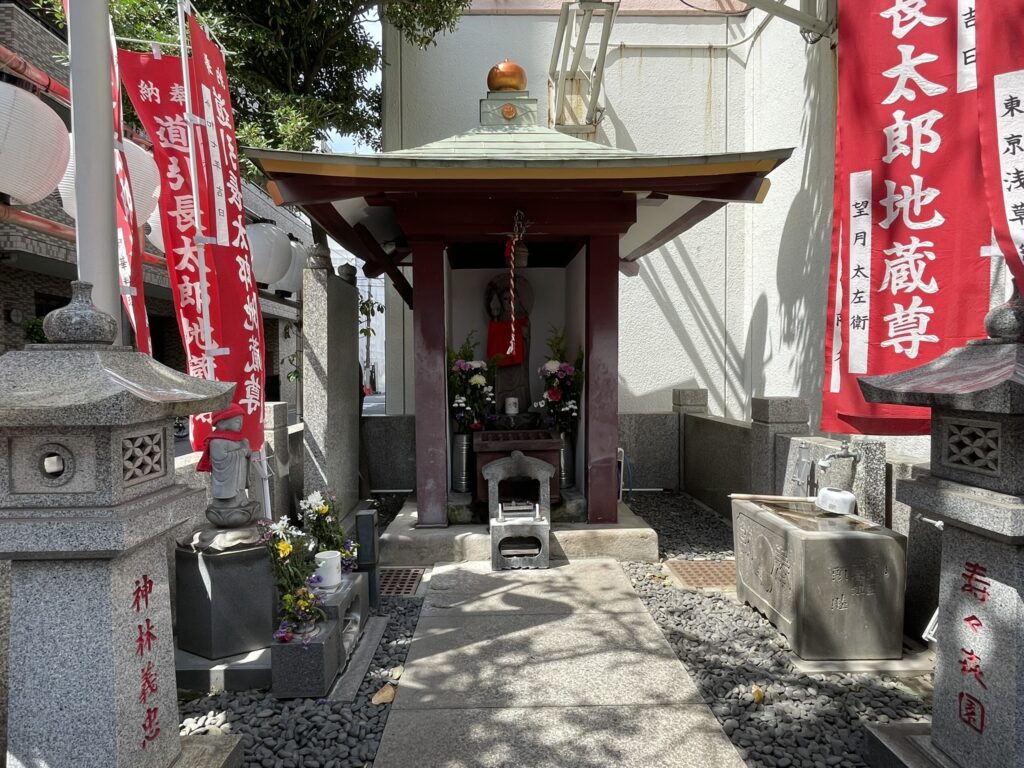 道引長太郎地蔵尊のお堂の正面。
