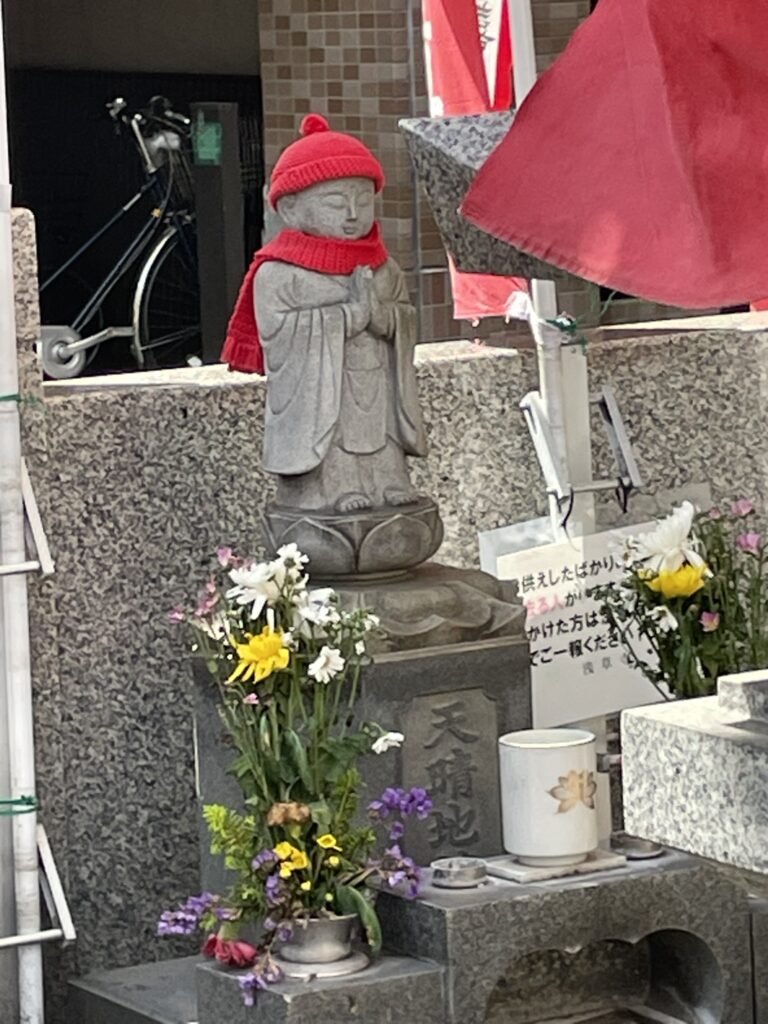 赤い帽子と前掛けをまとった、天晴地蔵。
