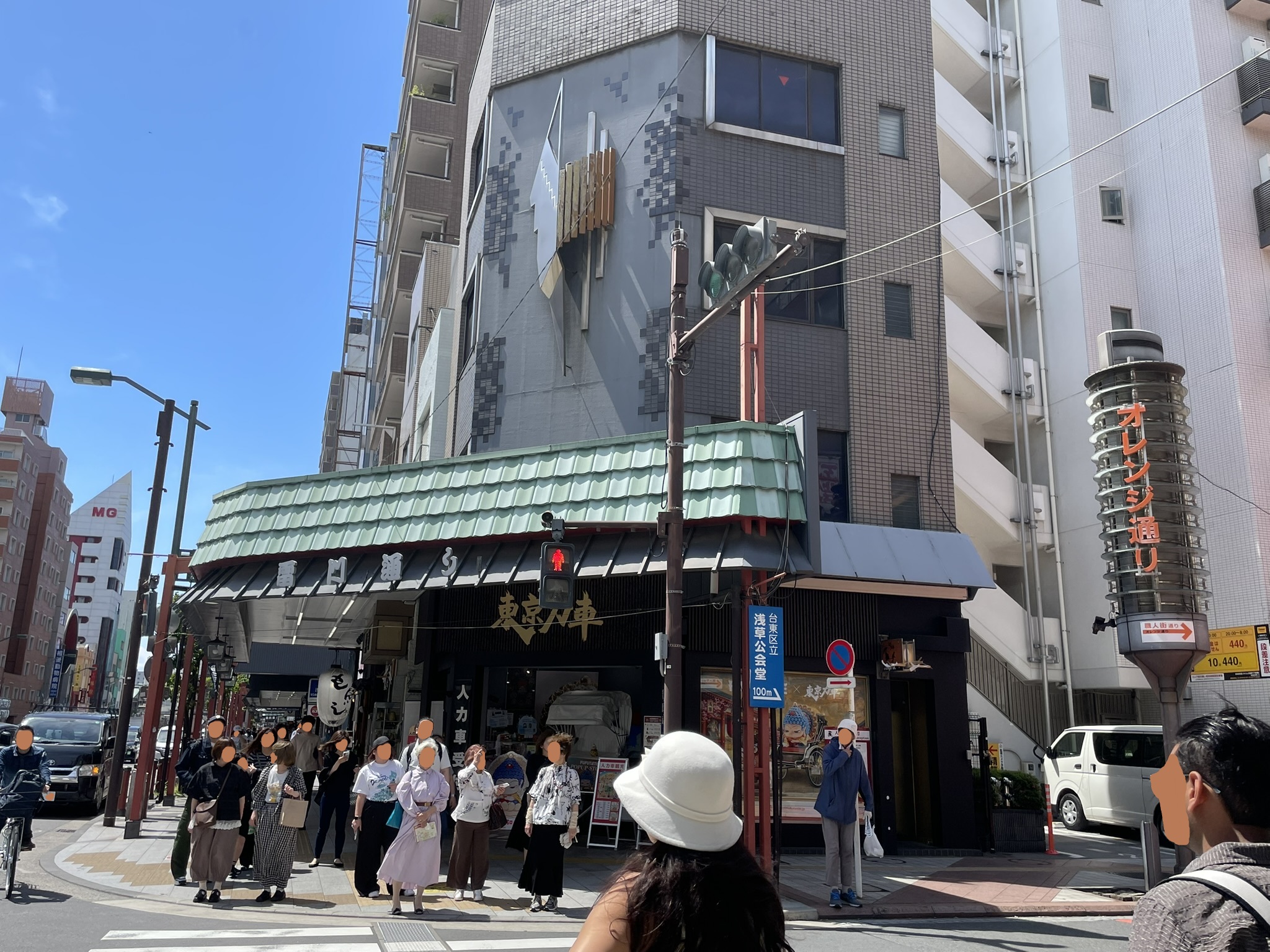 浅草寺や雷門がある側の雷門通り。