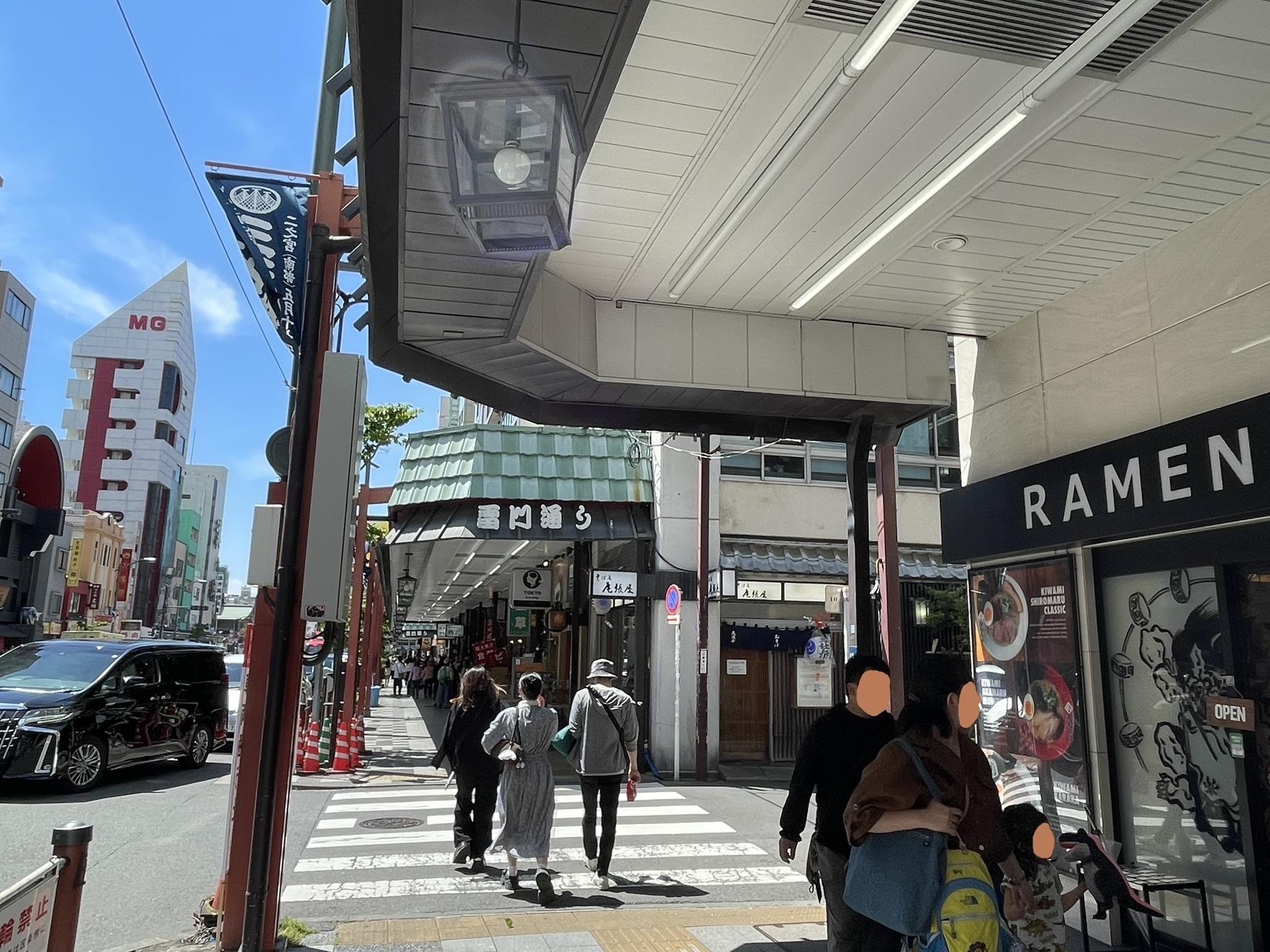 そば屋の尾張屋さんと、ラーメン（RAMEN）の一風堂さんがある。