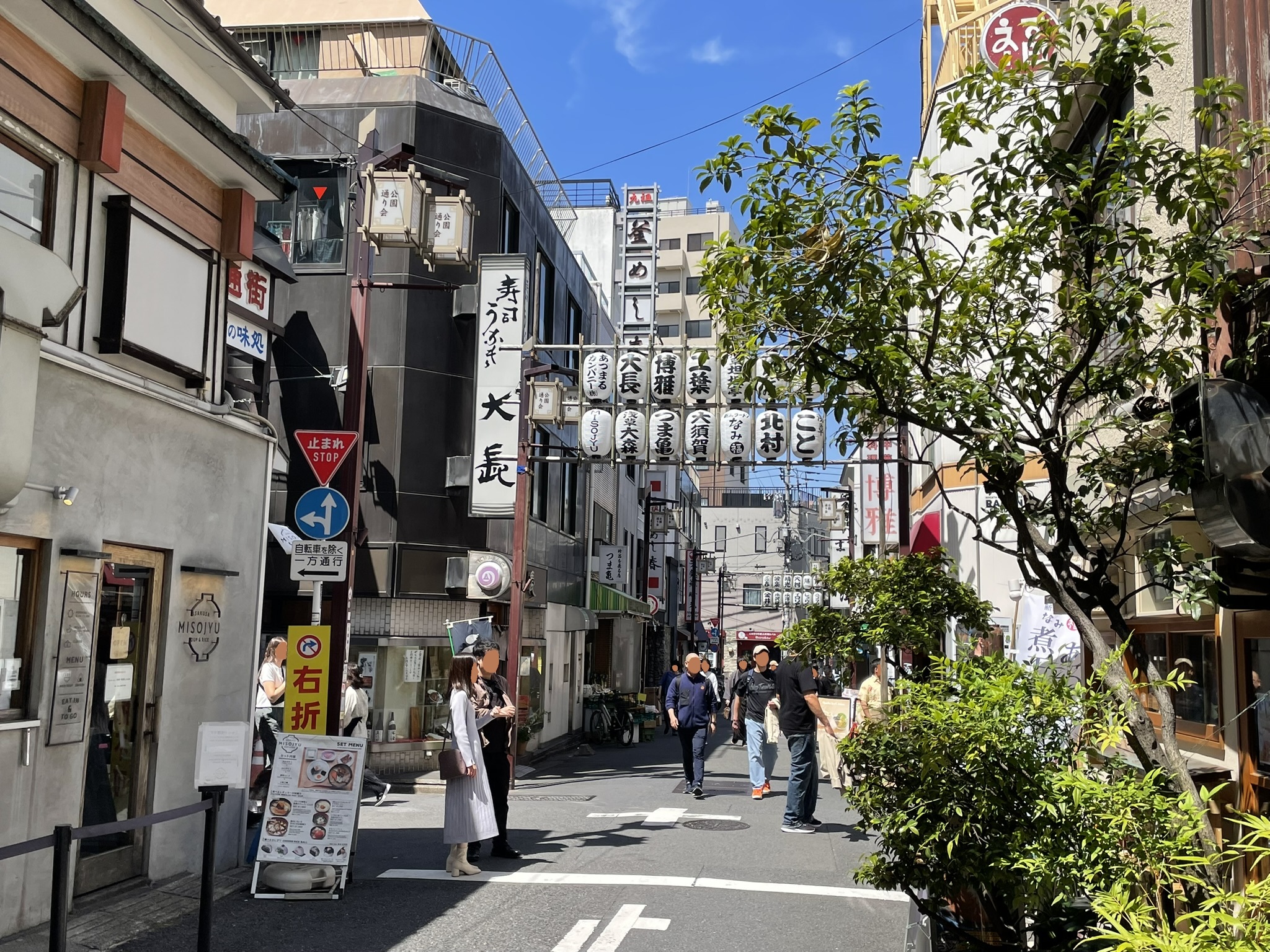 角を曲がると、たくさんの提灯が見える。