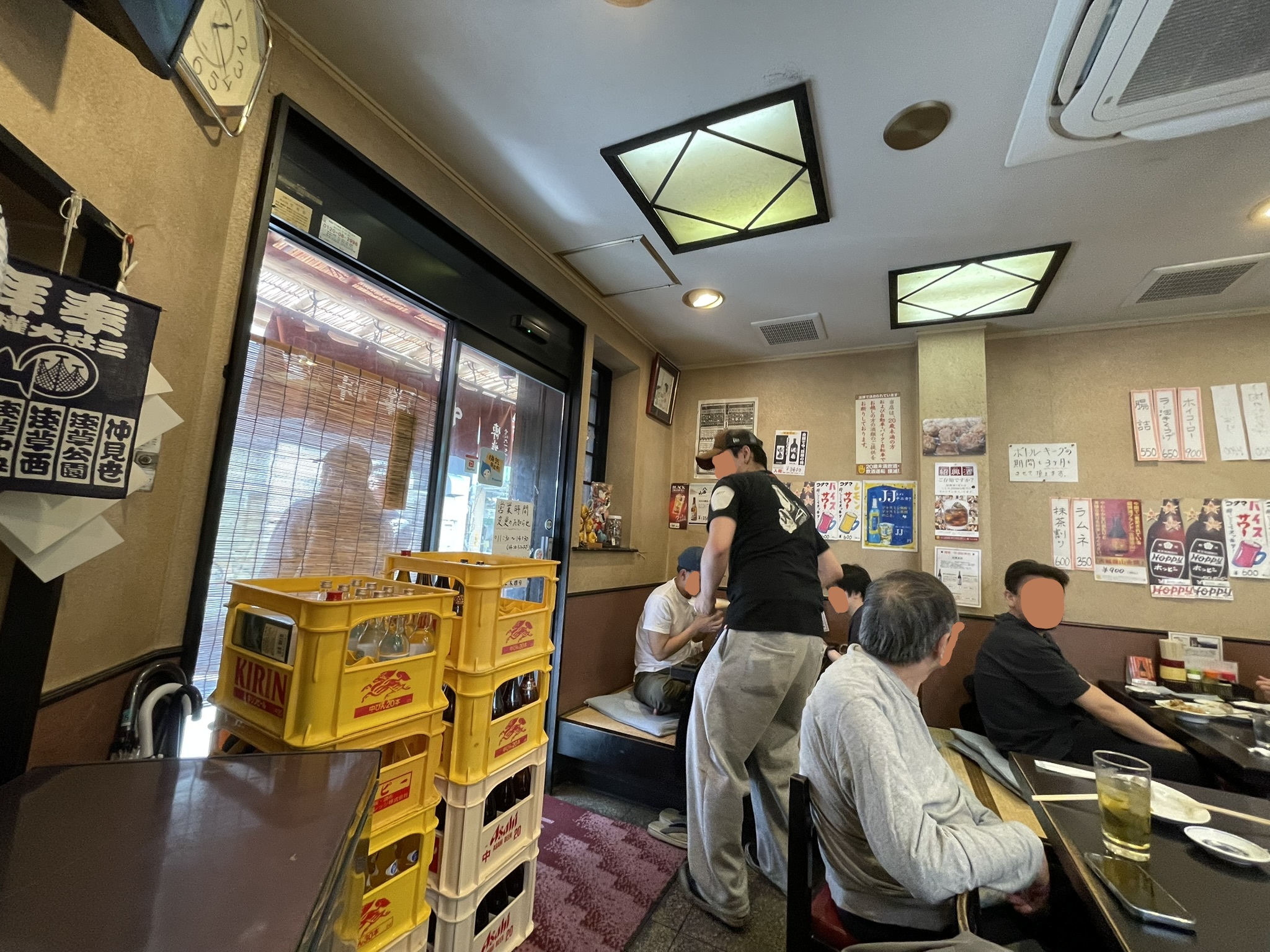 博雅さんの店内。テーブル席と座卓がある。