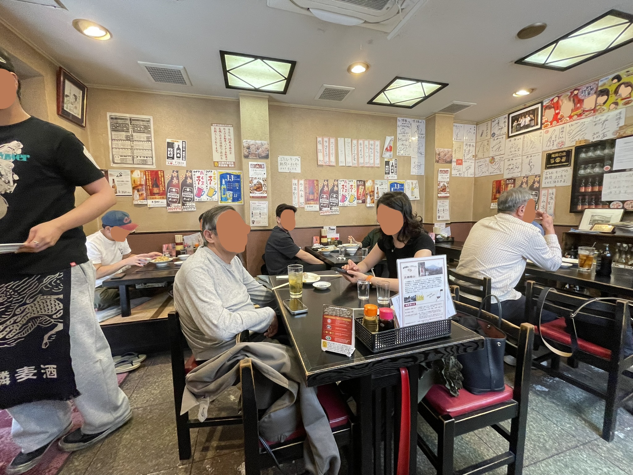 博雅さんの活気がある店内。
