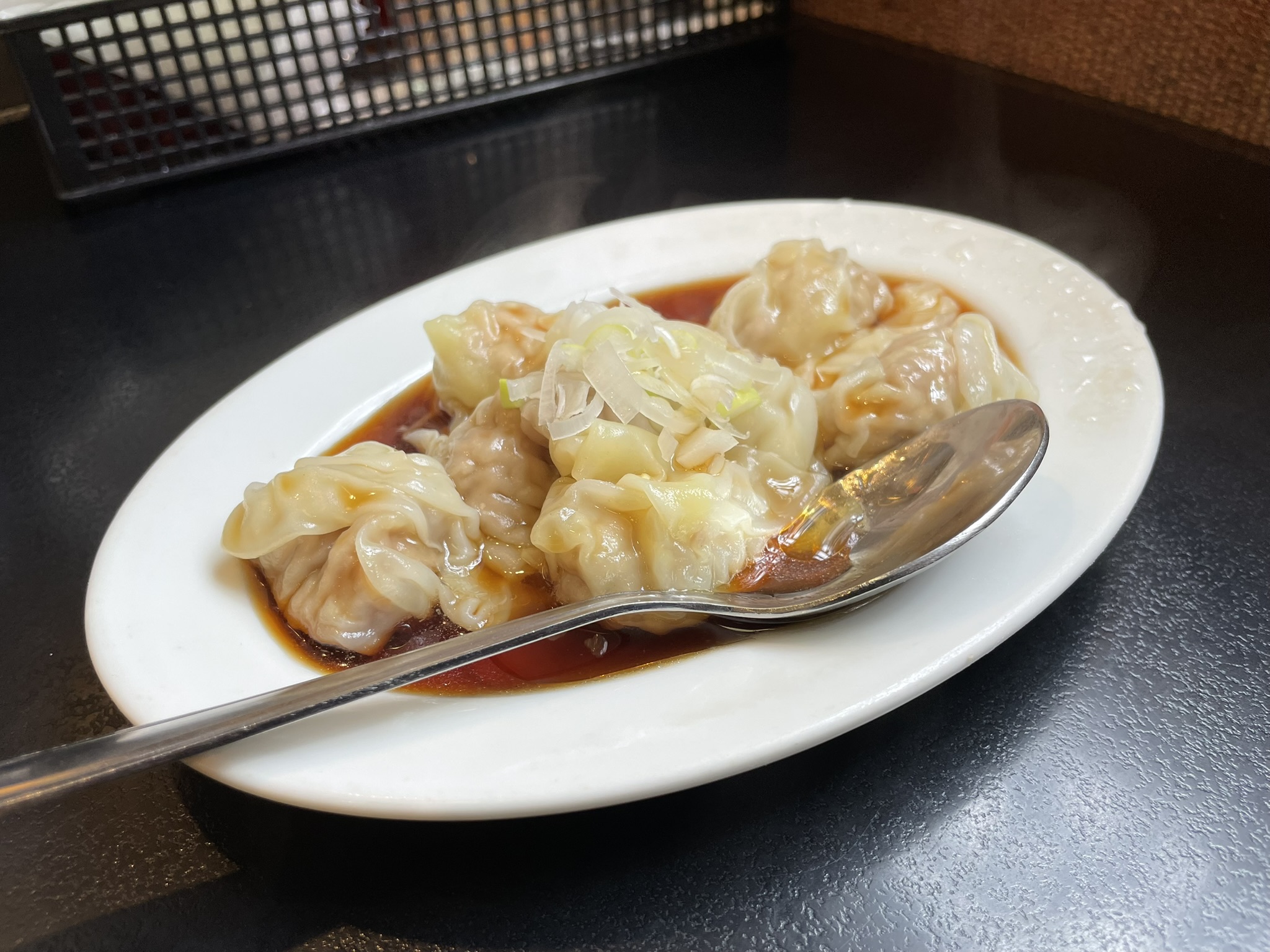 なめらかな皮が特徴の皿ワンタン。