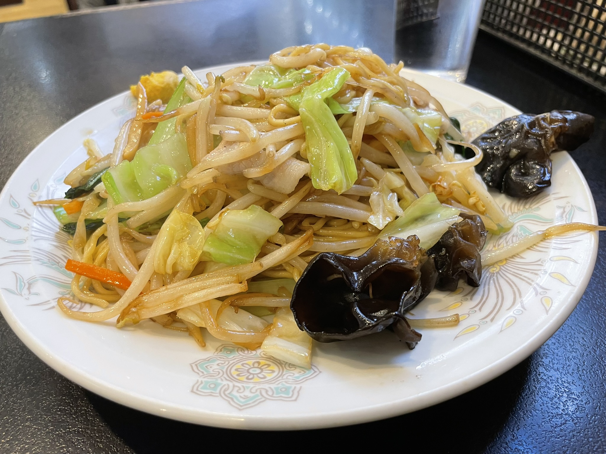 野菜ときくらげがたっぷりの上海めん。