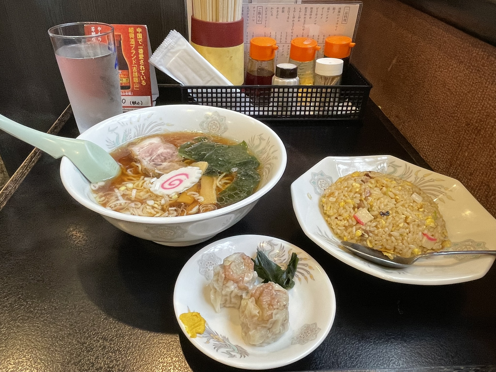 ラーメン・半チャーハン・シュウマイ2ケがセットのスペシャル。