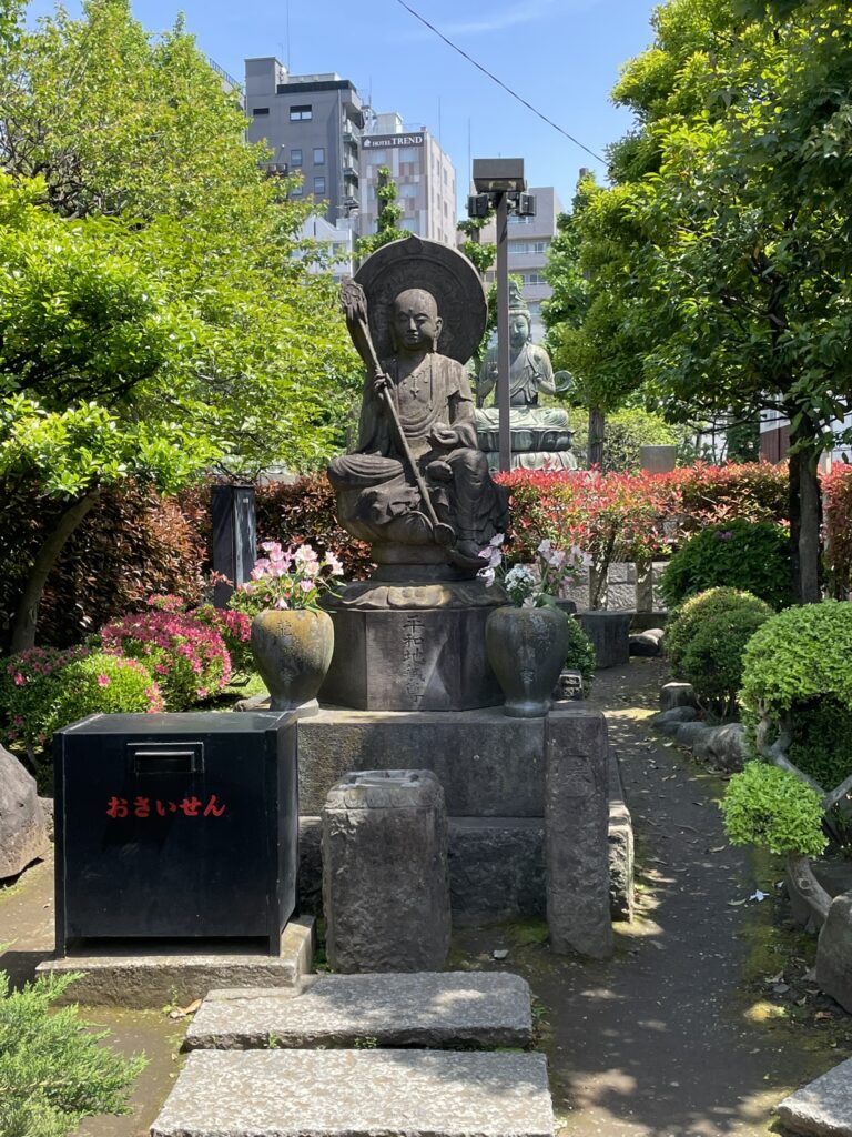 浅草寺の平和地蔵尊 正面から見た錫杖を持つ地蔵菩薩坐像