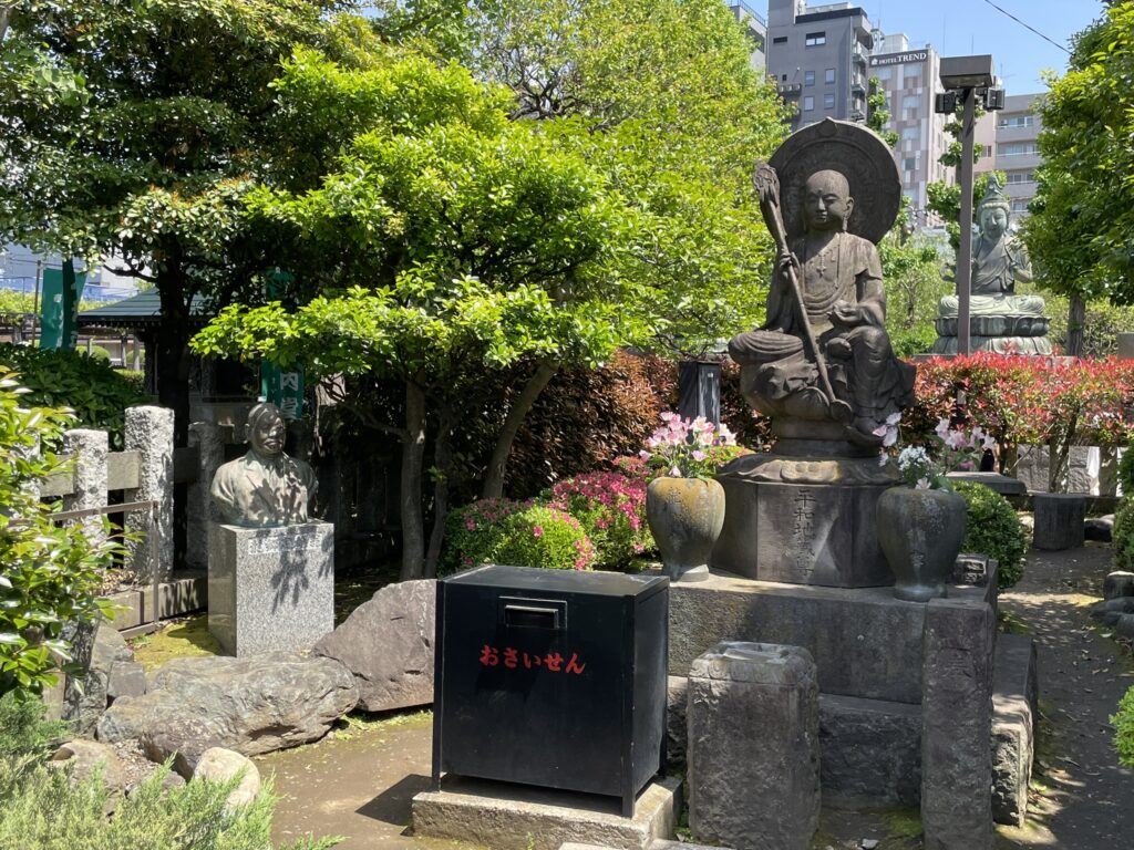 浅草寺の平和地蔵尊 緑に囲まれた境内の一角に座す地蔵菩薩像