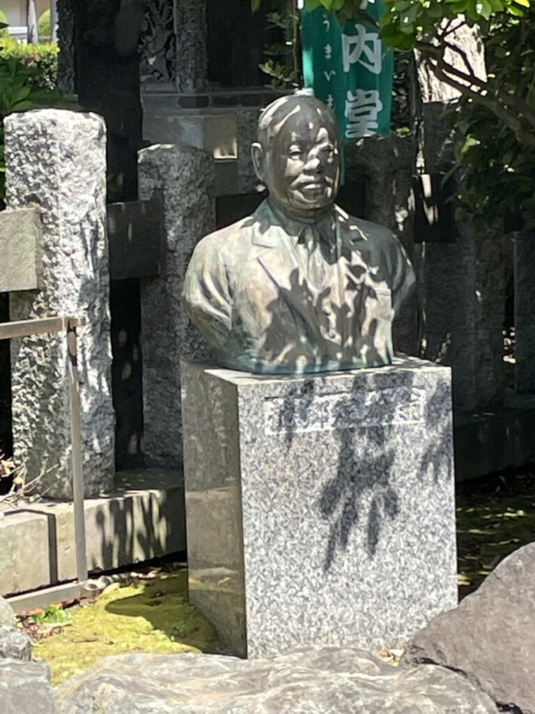 台座に龍郷定雄氏の名が刻まれた胸像
